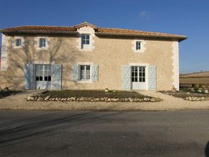  Au coeur du Val de Dronne, aux confints de la Dordogne et de la Charente, � deux pas de Rib�rac, Aubeterre et Brant�me, le Domaine du Moulin du Treuil vous accueille dans un �crin de verdure prot�g�e de 12 ha avec rivi�re, tourbi�re et bois priv�s vous assurant calme et d�paysement. Dans une grande grange du 18� enti�rement restaur�e en 2007, trois vastes g�tes de charme, ind�pendants, de tr�s grand confort, � la d�coration soign�e, class�s ****, en cours de labellisation 