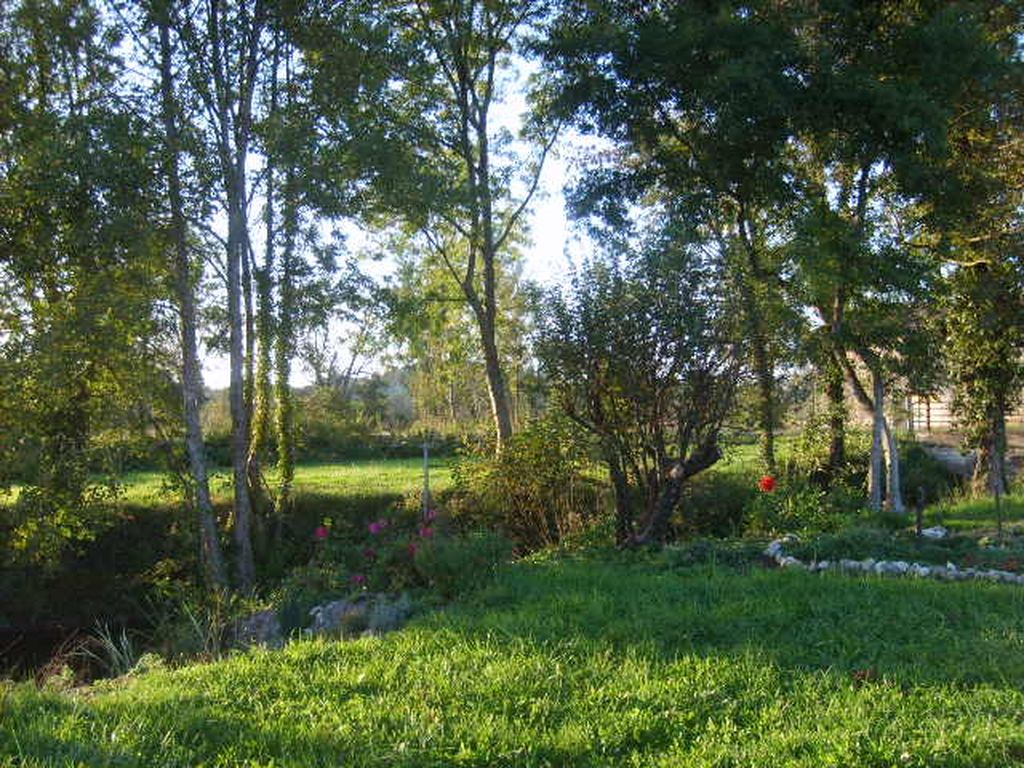 Los accesos del canal al lado de las moradas en verano